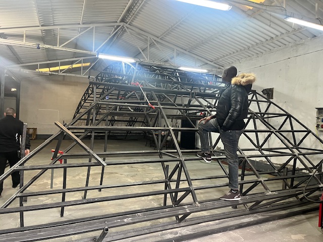 Estructura piramidal de acero en construcción
