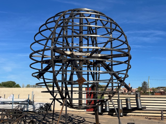 Detalle estructura esférica metálica